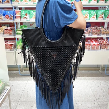 Роскошные дизайнерские известный бренд кошельки и сумки треугольной формы мешка женская кисточкой сумка через плечо заклепки сумка шоппер сумки